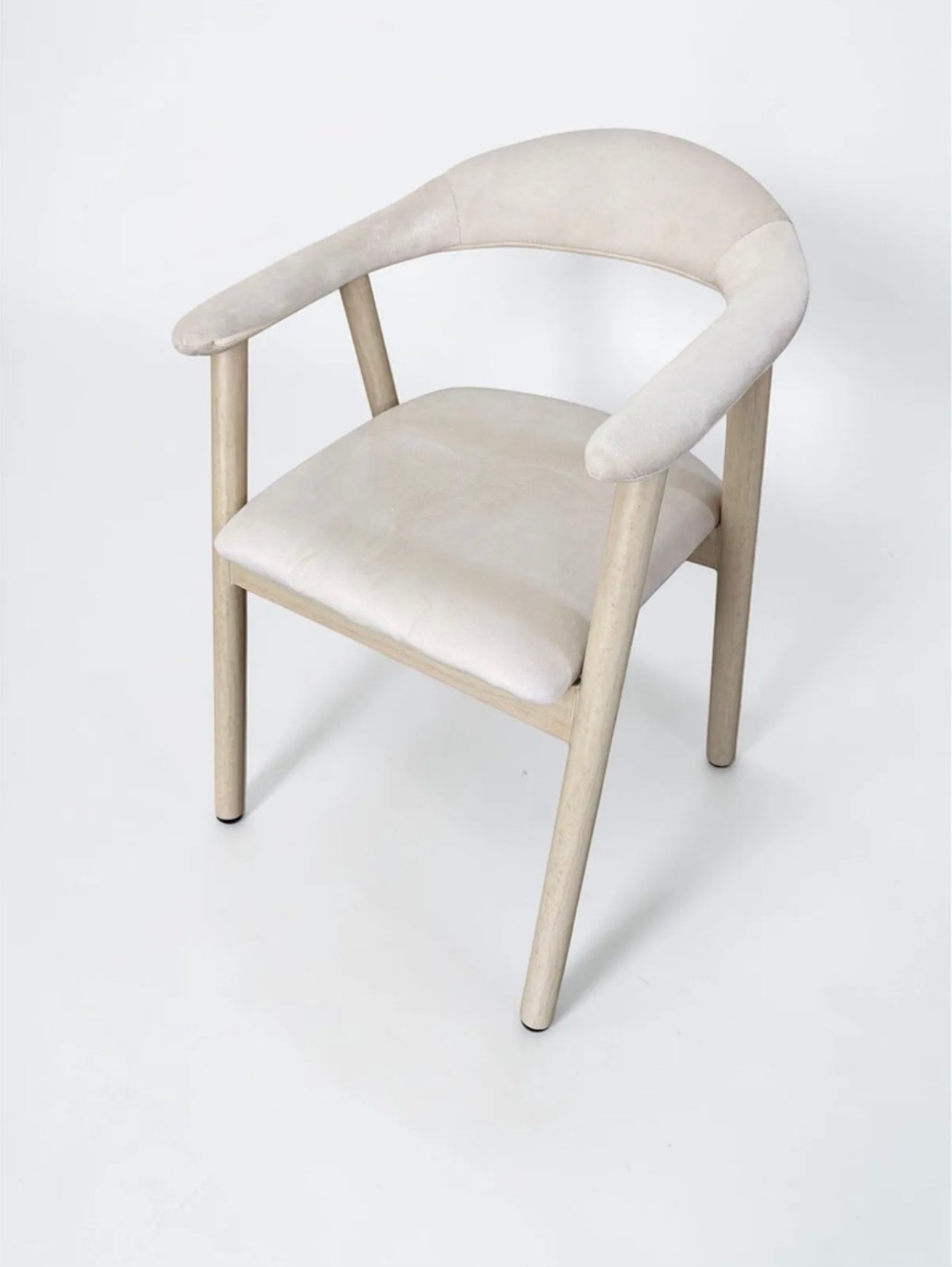 Chaise Berita – Velours Beige Anti-Tache – Accoudoirs – Design Contemporain