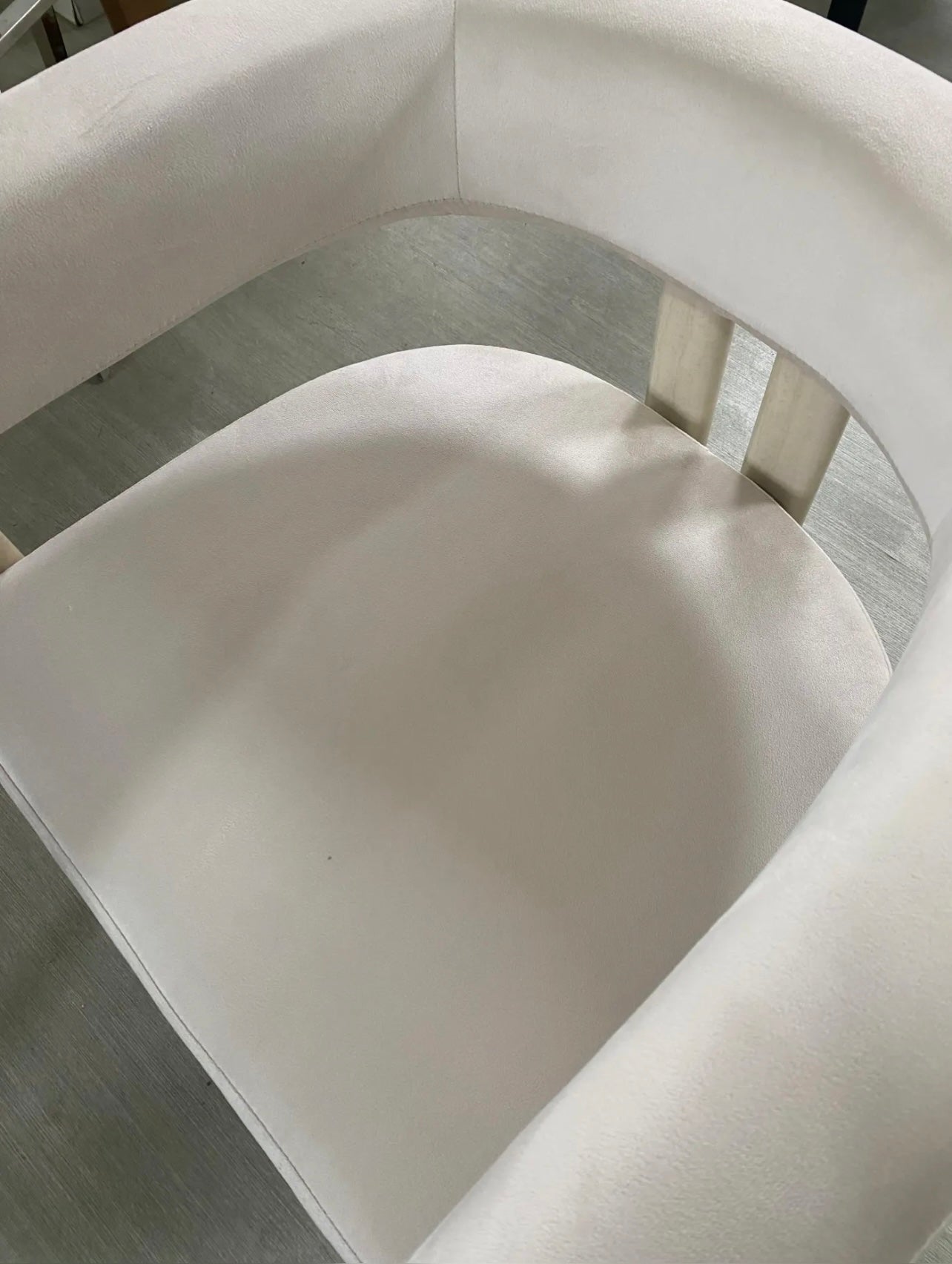 Chaise Liora – Velours anti-tache & pieds effet travertin