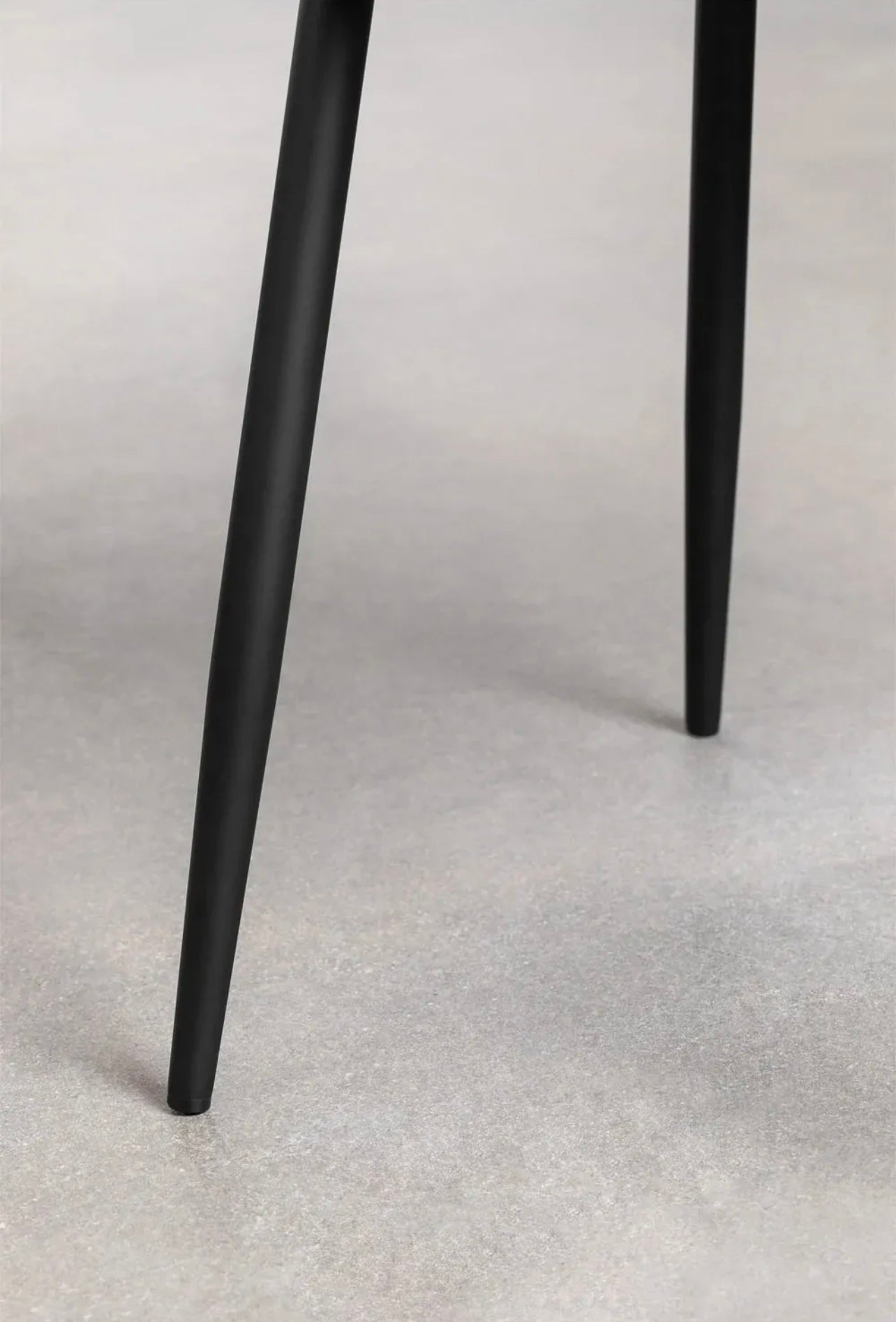 Chaise Scandi – Tissu anti-tache & piètement noir