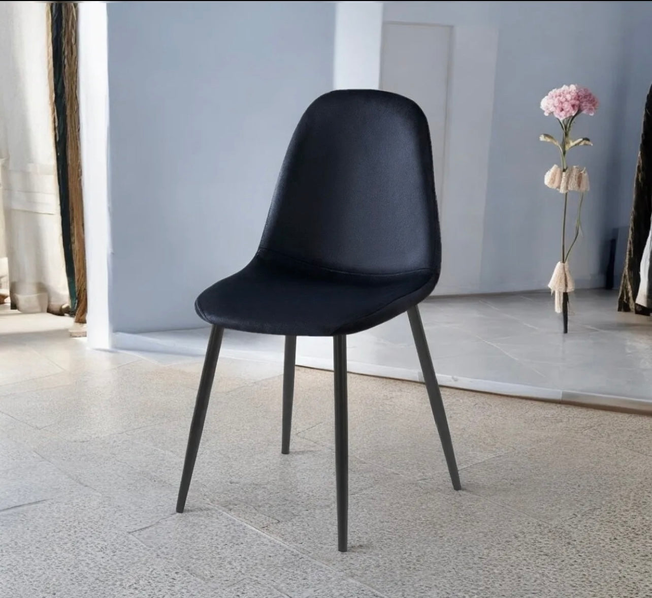 Chaise Scandi – Tissu anti-tache & piètement noir