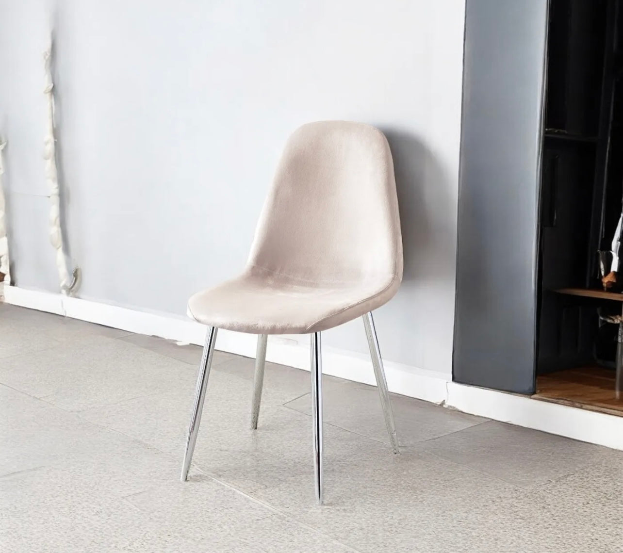 Chaise Scandi – Velours anti-tache & piètement chromé