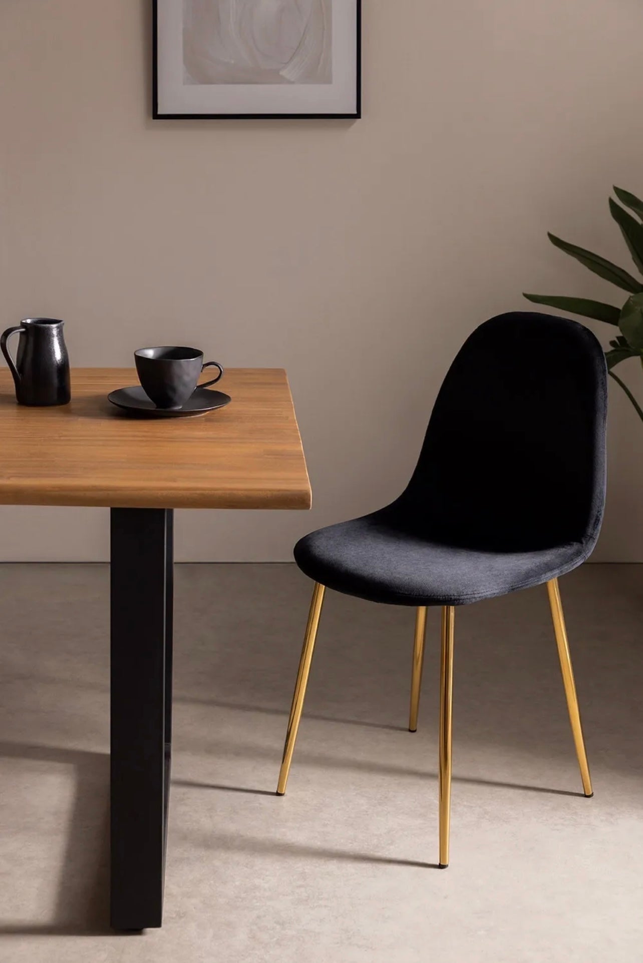 Chaise Scandi – Velours anti-tache & piètement doré